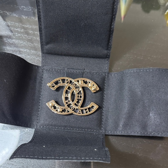 CHANEL Gold and Pearl Brooch - Picture 6 of 10